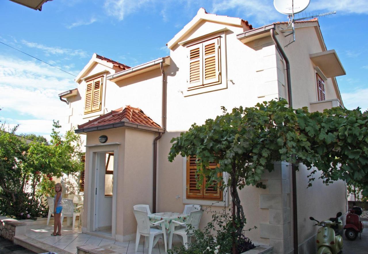 Apartments With A Parking Space Supetar, Brac - 6037 Exterior photo